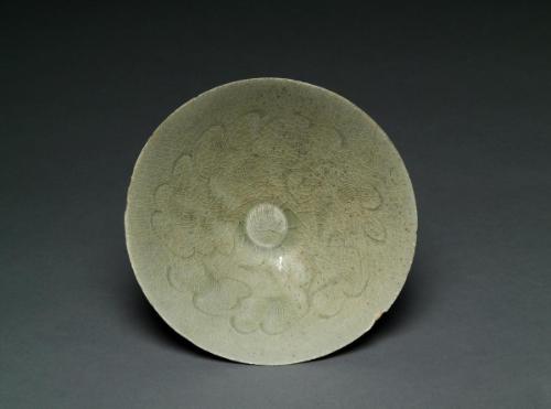 Tea bowl with incised wave pattern design and celadon crackled glaze