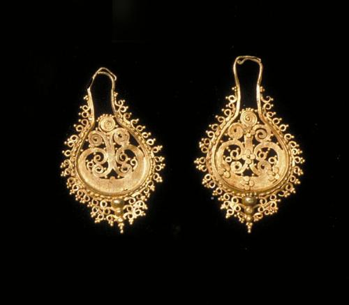 Pair of earrings