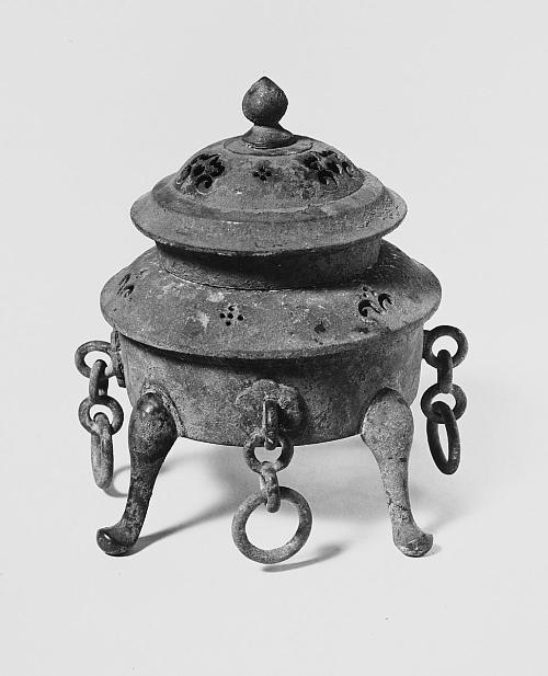 Covered four-legged incense burner