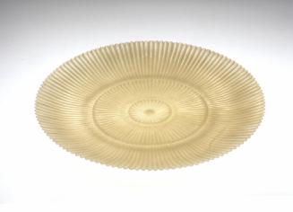 Fluted plate in the shape of a flower