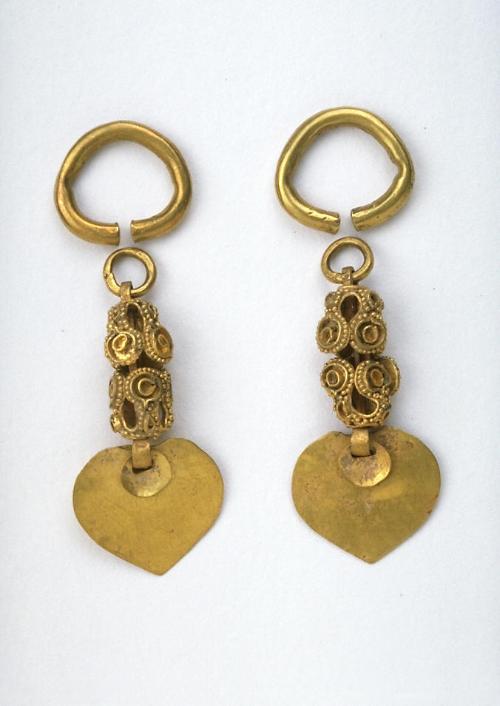 Pair of earrings