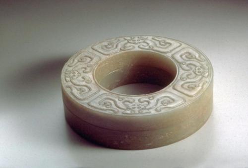 Bracelet-shaped box