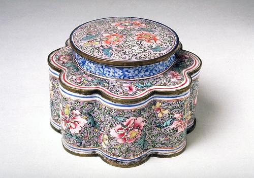 Lidded lobed box