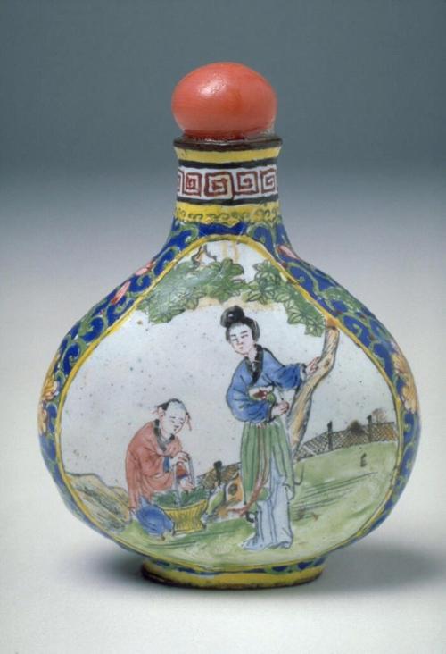 Snuff bottle depicting figures in a garden