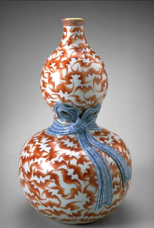 Gourd-shaped vase decorated with red bats