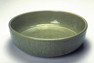 Large plate with straight sides and flat well