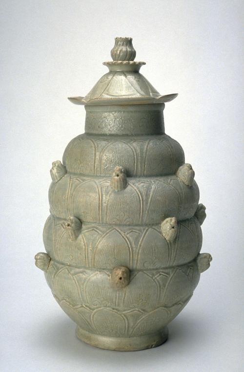 Vase with lotus-paneled cover and flower finial