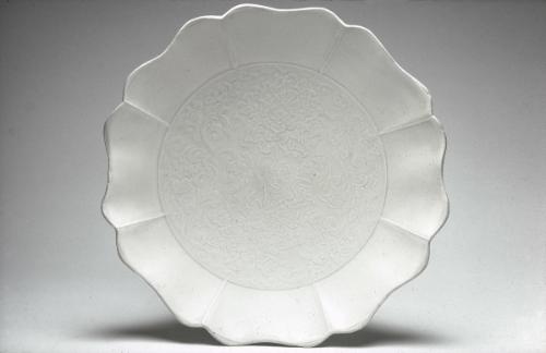 Shallow scalloped plate