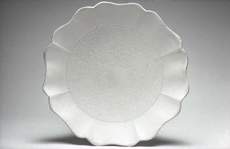 Shallow scalloped plate