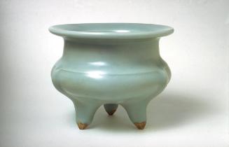 Tripod flared bowl