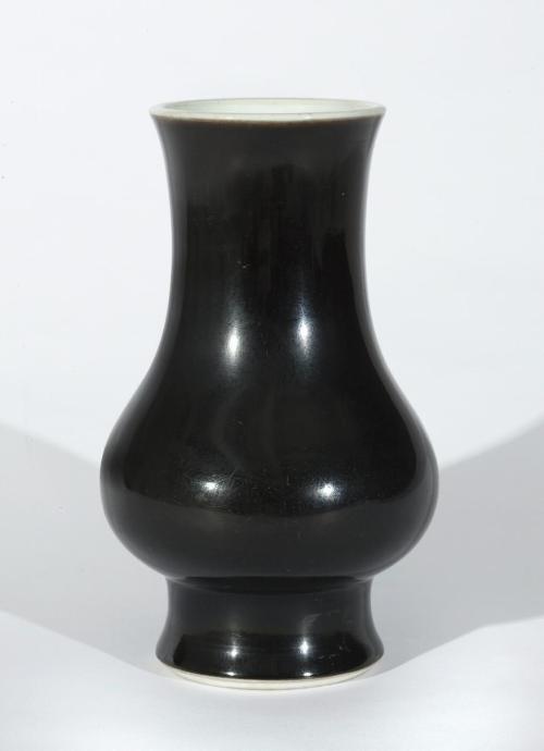 Vase on high foot