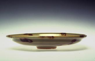 Plate with wide-edged rim