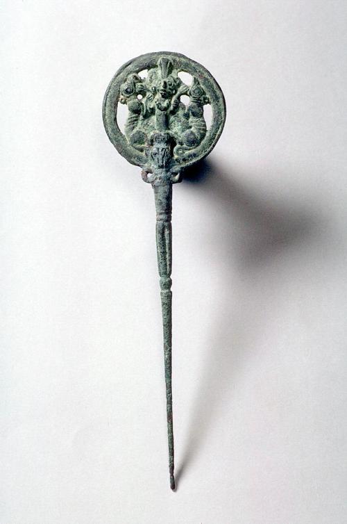 Round openwork pin head in the form of Master-of-Animals