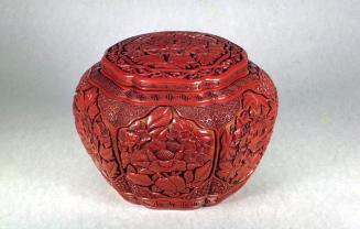 Rounded hexagonal lidded box