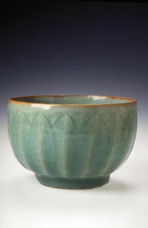 Tea bowl with lotus petals