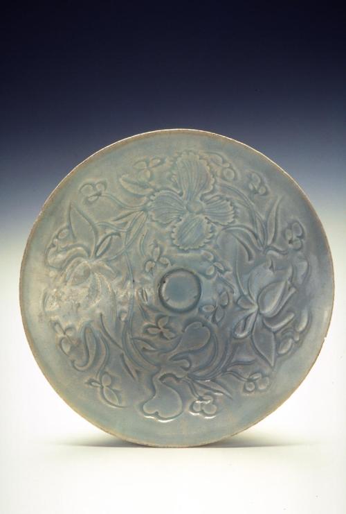 Tea bowl with lotus motif