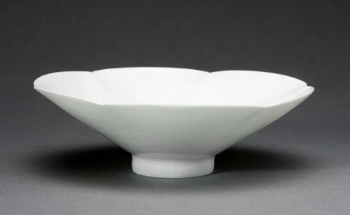 Footed scalloped saucer, one of a pair