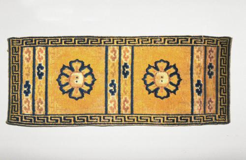 Kneeling mat with lotus medallion