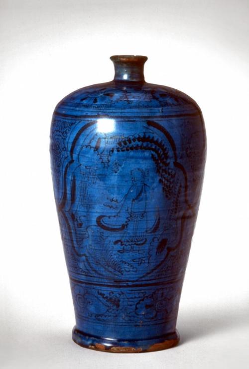 Vase depicting immortals and dancing crane