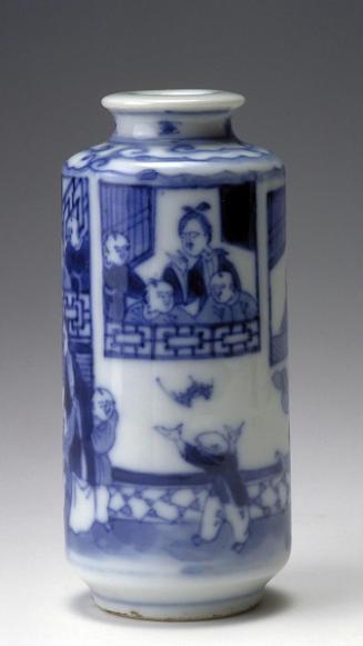 Snuff bottle with a depiction of boys playing in courtyard