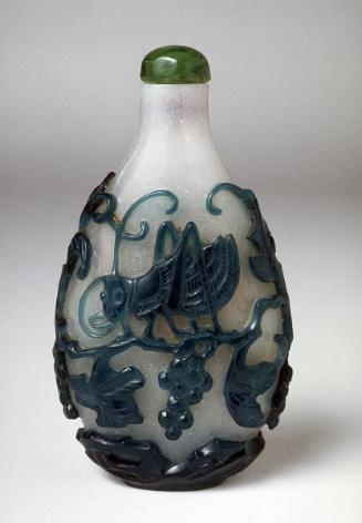 Snuff bottle decorated with katydid and grapes