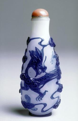 Snuff bottle with dragons