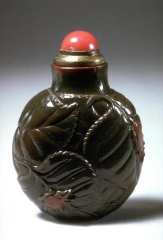 Snuff bottle with leaves and insects