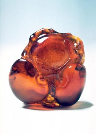 Snuff bottle in the shape of a vase with apples