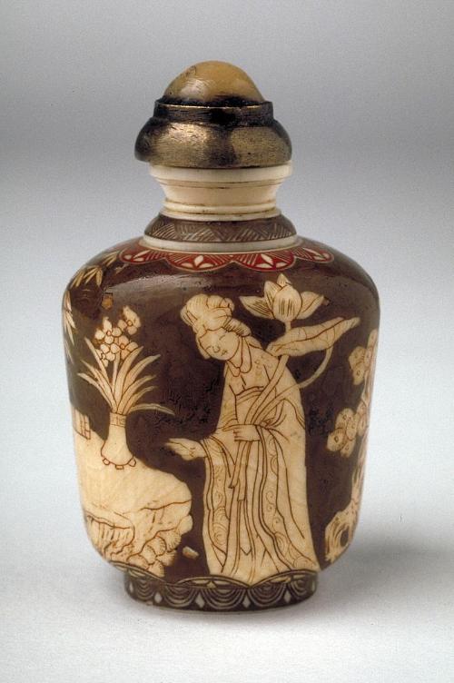 Snuff bottle, lady with flowers