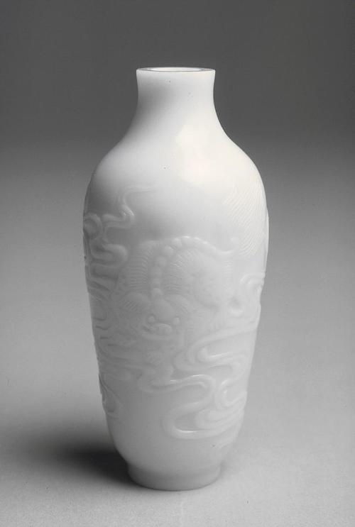 Snuff bottle decorated with lions