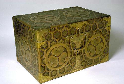 Portable trunk (hasamibako) with three-leaf mallow crests on floral hexagon ground