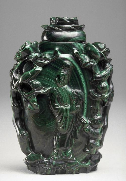 Snuff bottle with figures