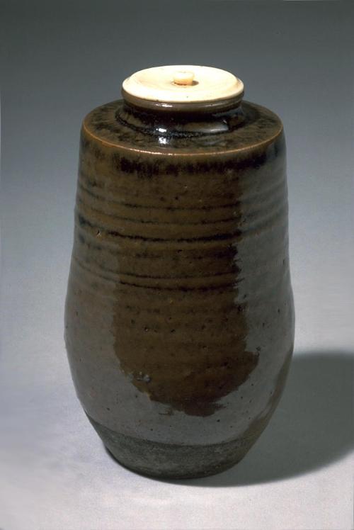 Shouldered-type tea container (katatsuki chaire)