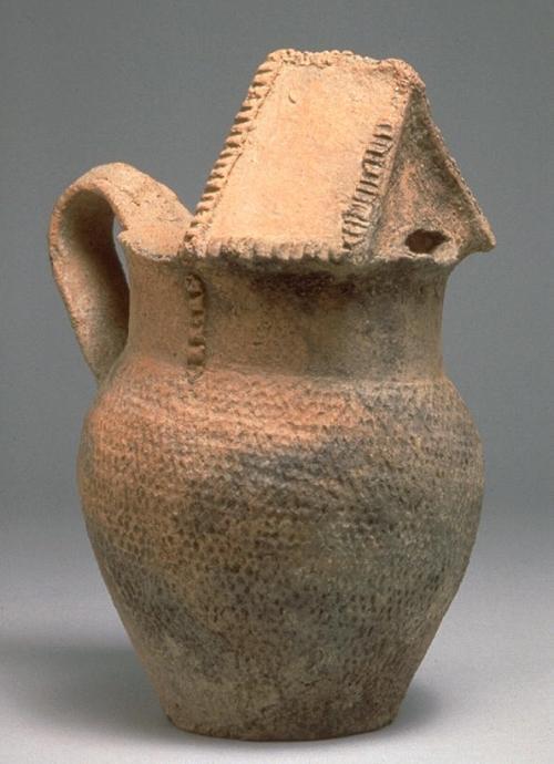 Jug with top in the shape of a roof