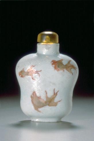 Snuff bottle with goldfish