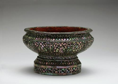 Footed bowl