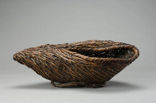 Flower basket in the shape of a conch-shell horn