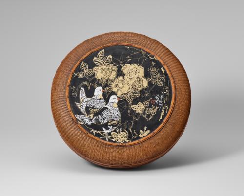 Round box with decorations of peonies and doves