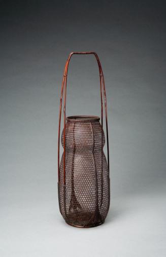 Gourd-shaped flower basket with openwork hexagonal plaiting