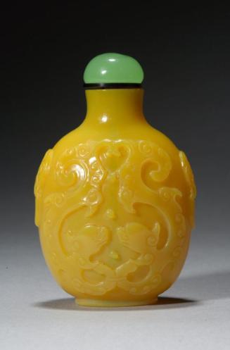 Snuff bottle molded with dragons