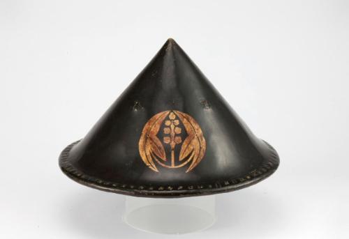 Warrior's hat (jingasa) with threeleaf arrowhead crest